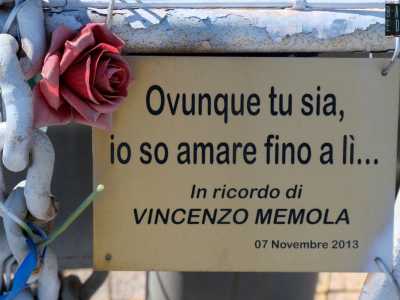 ...completata da una scritta che recita �Ovunque tu sia, io so amare fino a l�. Una frase scritta dalla moglie di Vincenzo, la quale continua a donare i fiori che decorano tutte le ghost bikes della citt�